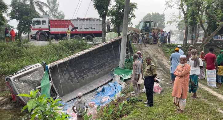 উল্লাপাড়ায় ট্রাক-মাইক্রোবাস সংঘর্ষে নিহত ২